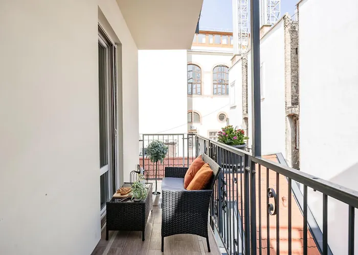 Relaxing Spacious Balcony Super Near Opera Apartman