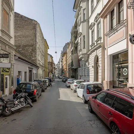 Relaxing Spacious Balcony Super Central Near Opera Budapest
