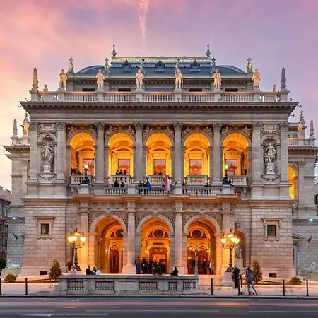 Relaxing Spacious Balcony Super Central Near Opera Budapest