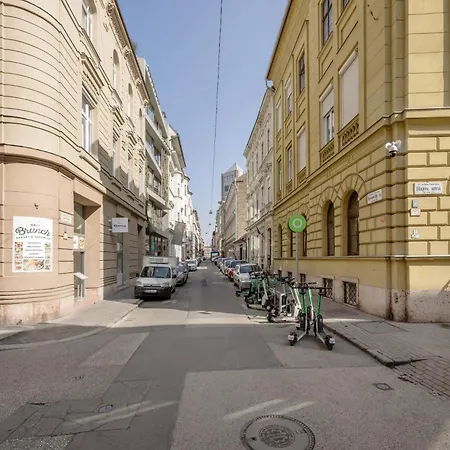 Relaxing Spacious Balcony Super Near Opera Apartament *
